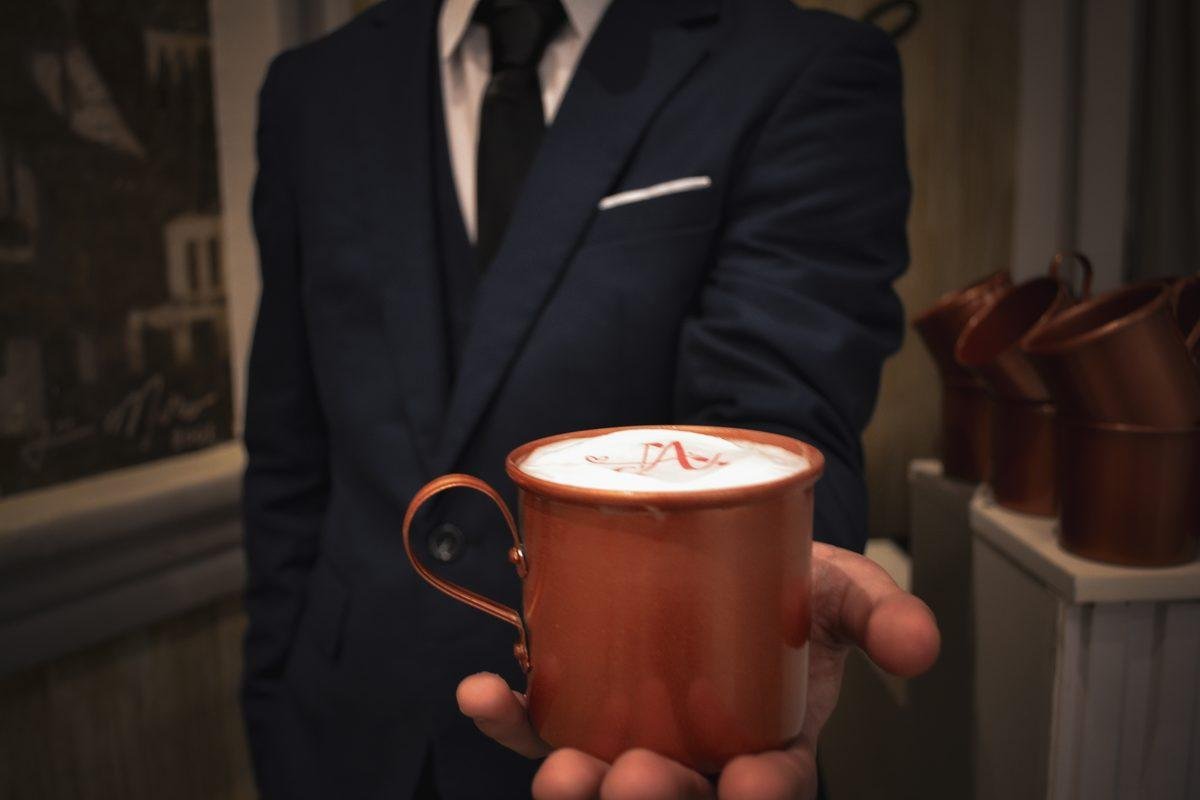 Bartender Mob Drinks segurando drink em copo de bronze - eventos corporativos Curitiba