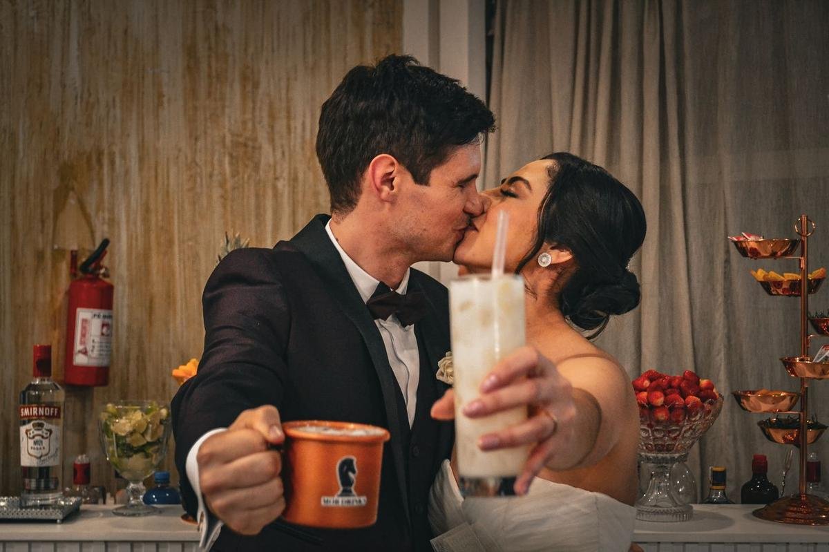 Casal de noivos segurando drinks Mob Drinks no casamento - open bar casamentos Curitiba