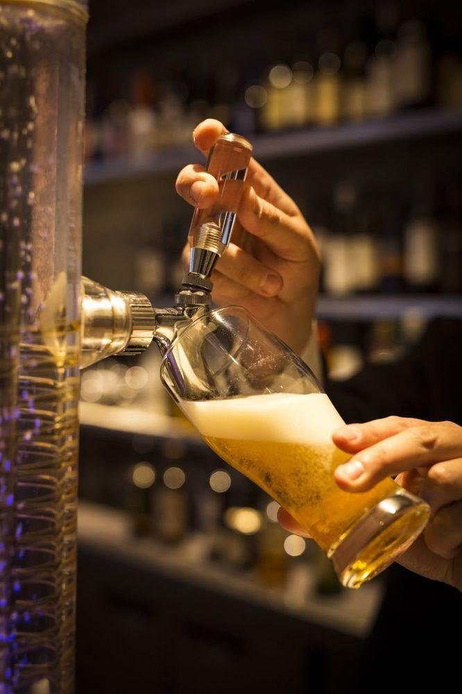 Bartender preparando drinks para evento - chopp artesanal Mob Drinks Curitiba
