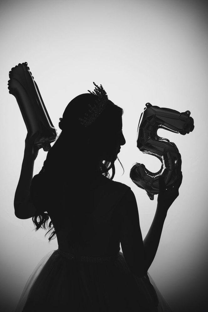 Debutante segurando balões do número 15 - festas e debutantes Curitiba Mob Drinks