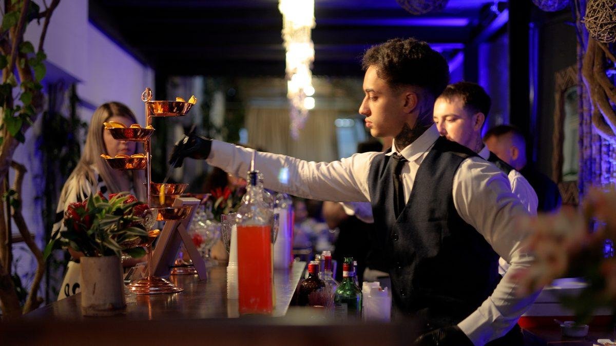 Equipe Mob Drinks em ação durante evento - coquetelaria profissional Curitiba