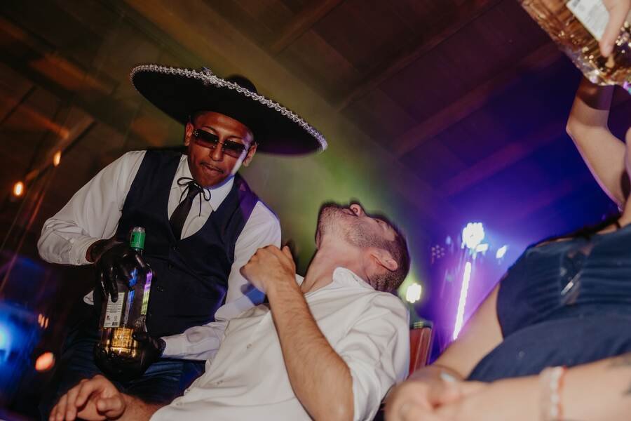 Tequileiro Mob Drinks servindo convidados na festa